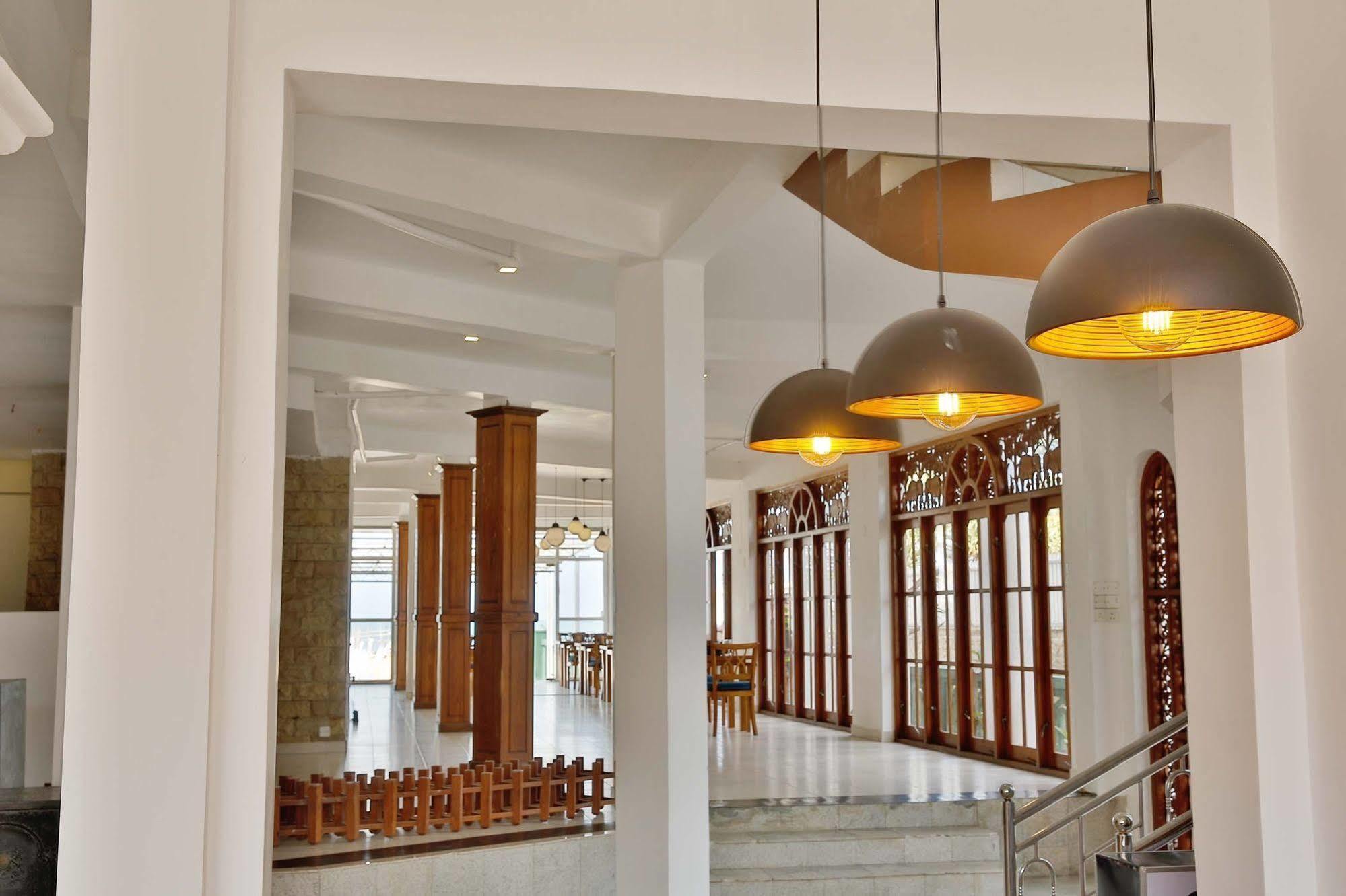 The Reef Beach Hotel Negombo Bagian luar foto