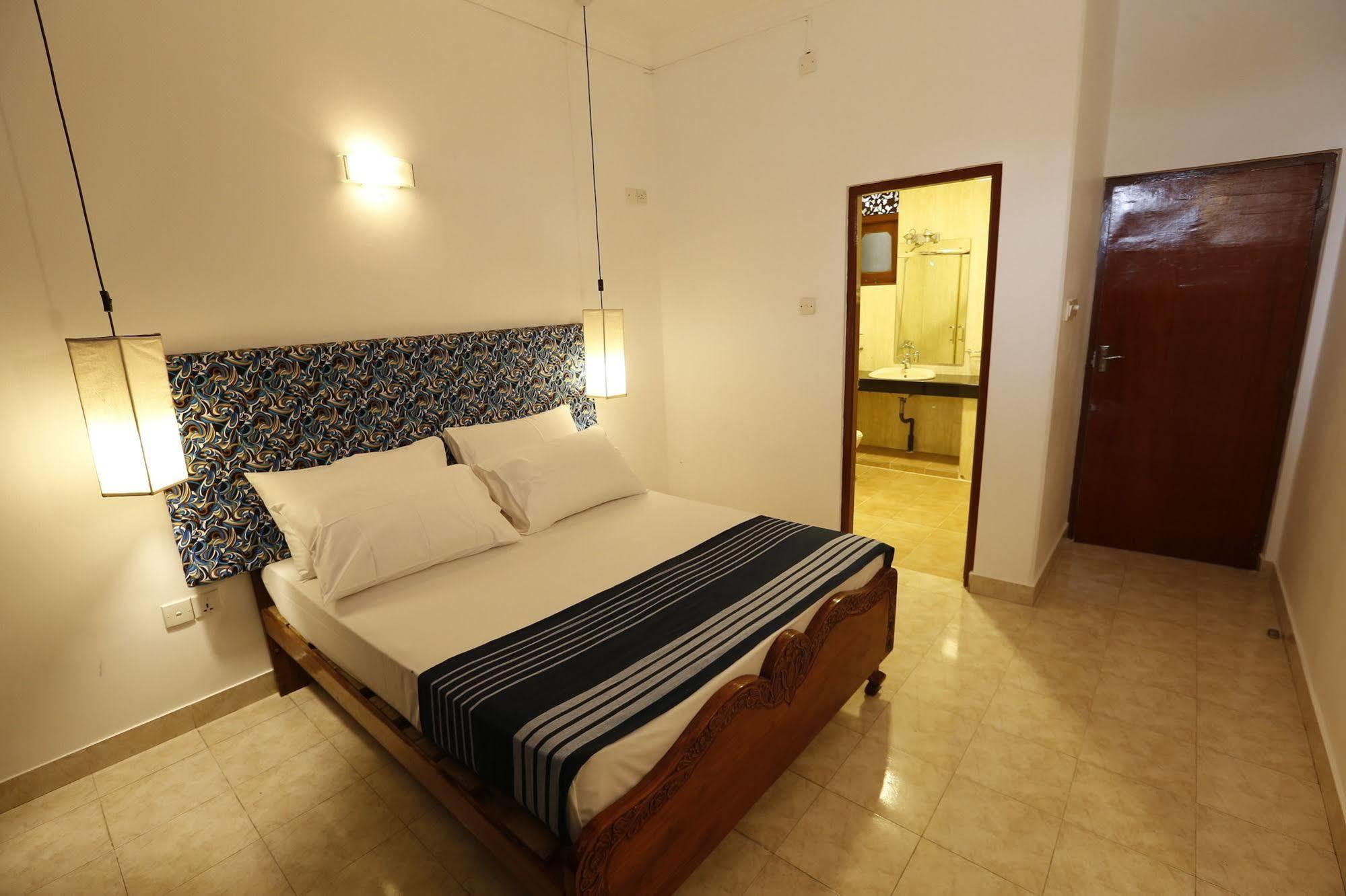 The Reef Beach Hotel Negombo Bagian luar foto