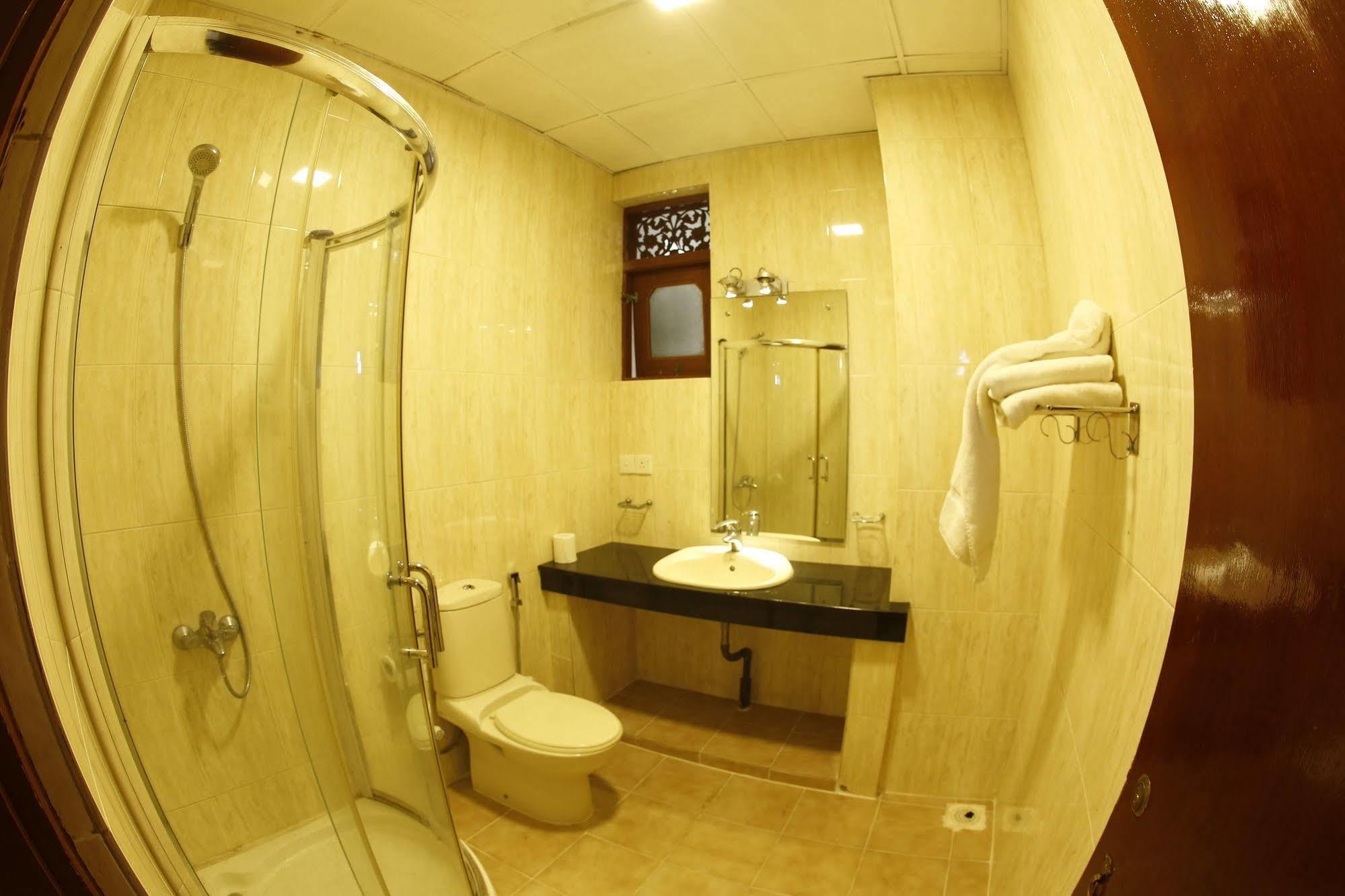 The Reef Beach Hotel Negombo Bagian luar foto