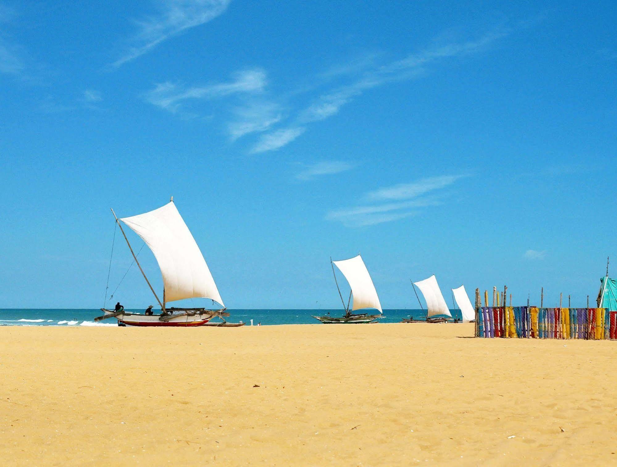 The Reef Beach Hotel Negombo Bagian luar foto