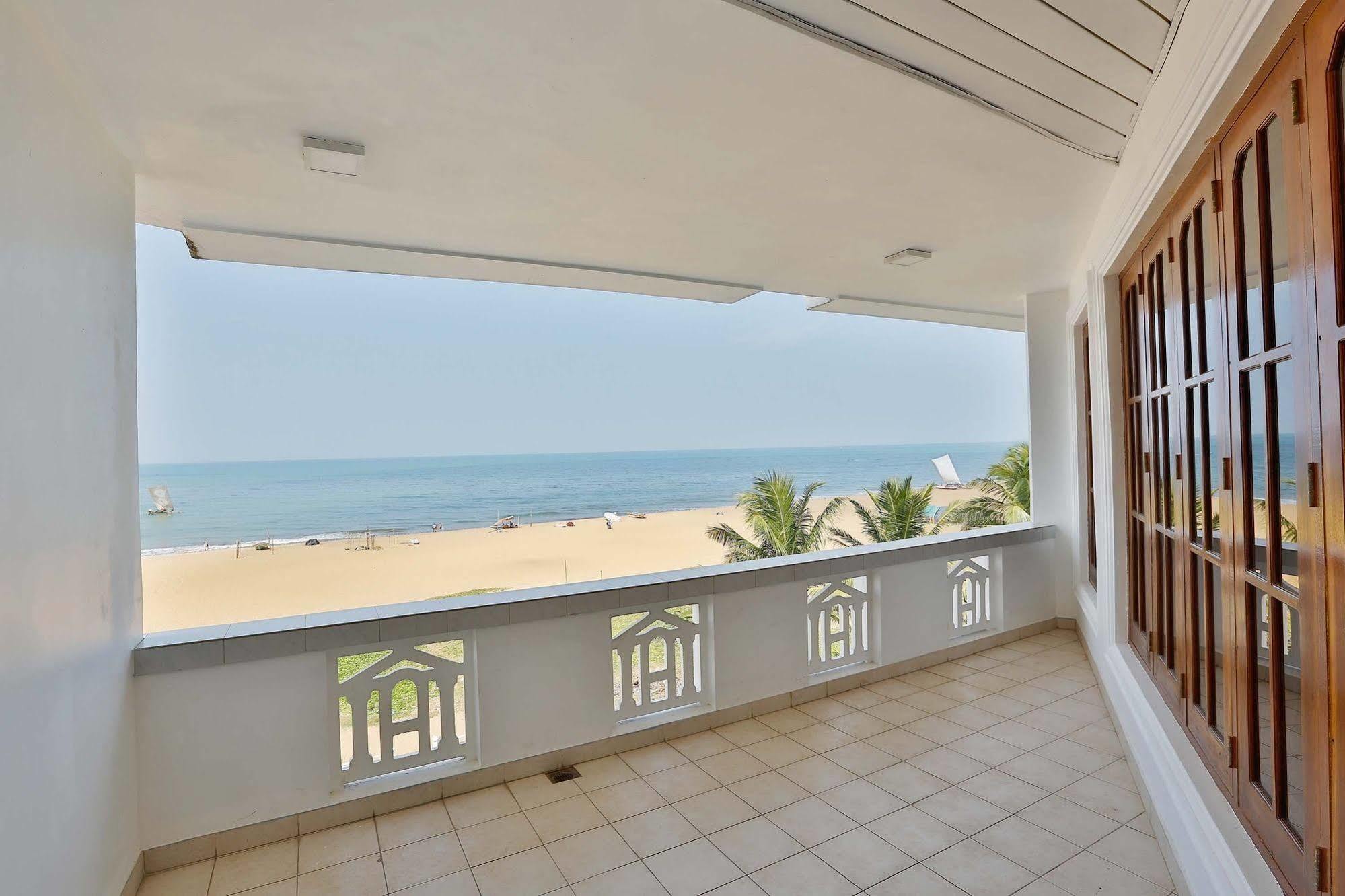 The Reef Beach Hotel Negombo Bagian luar foto