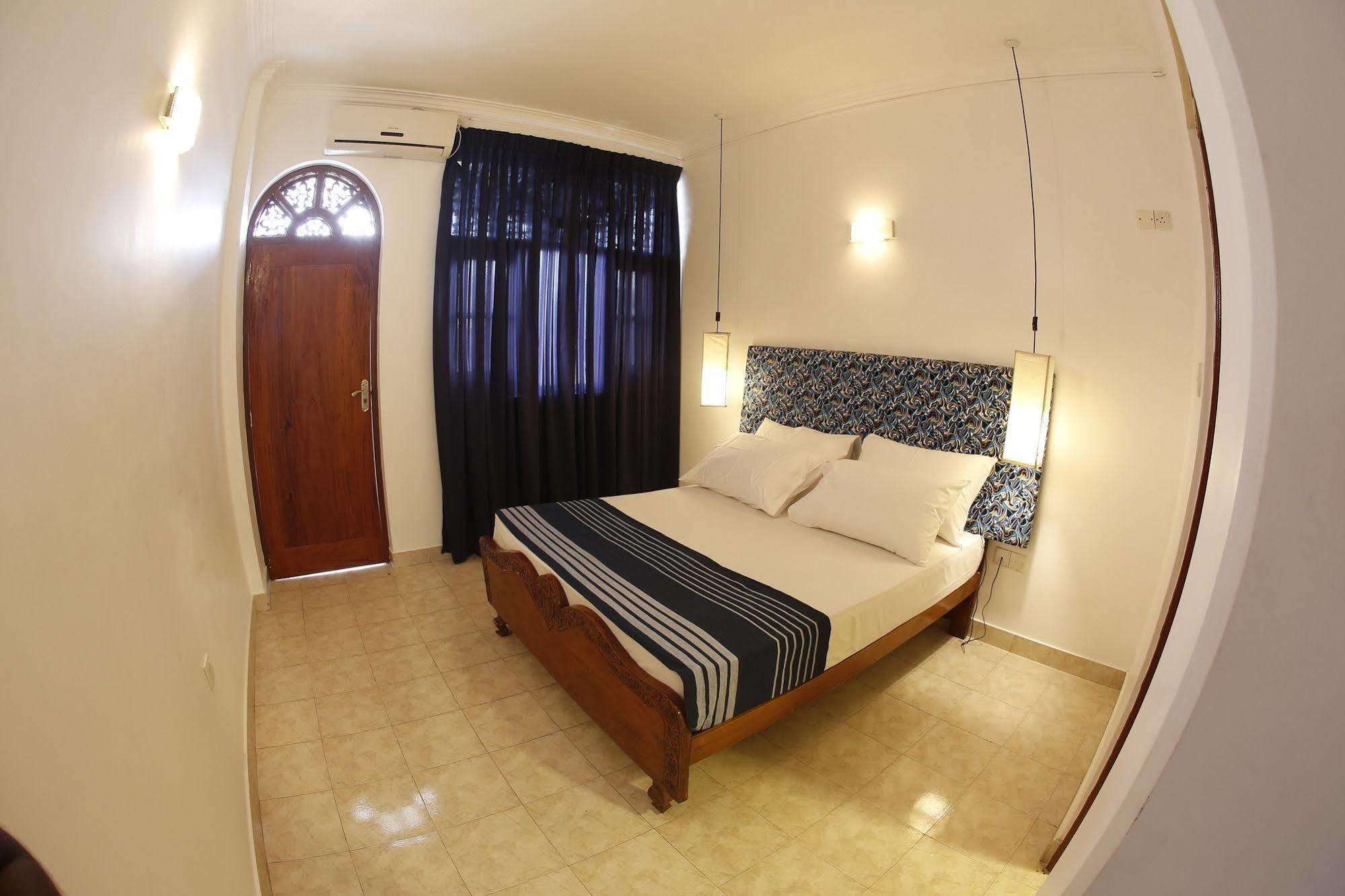 The Reef Beach Hotel Negombo Bagian luar foto