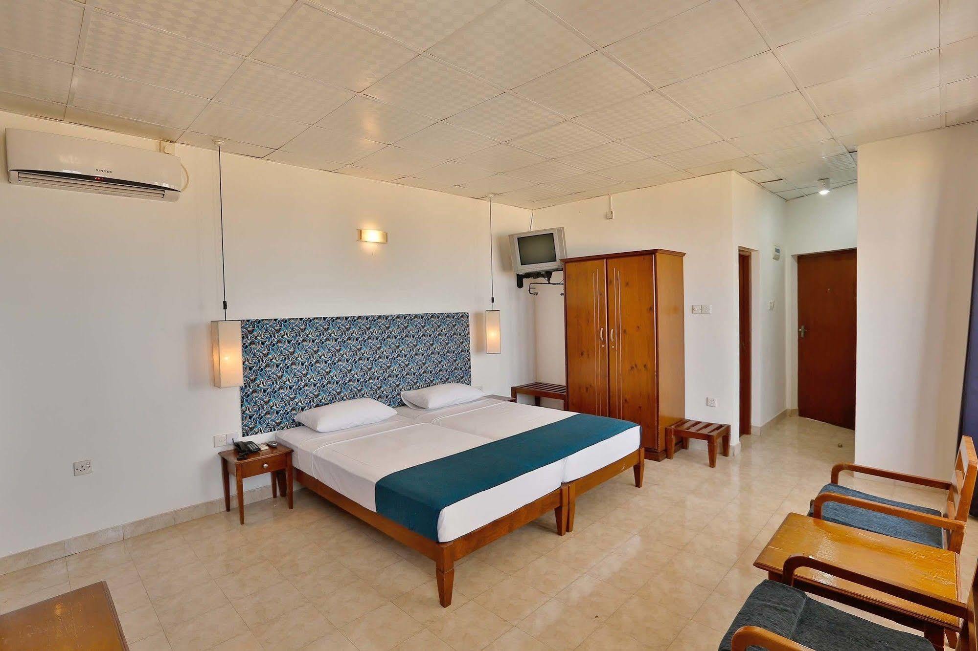 The Reef Beach Hotel Negombo Bagian luar foto