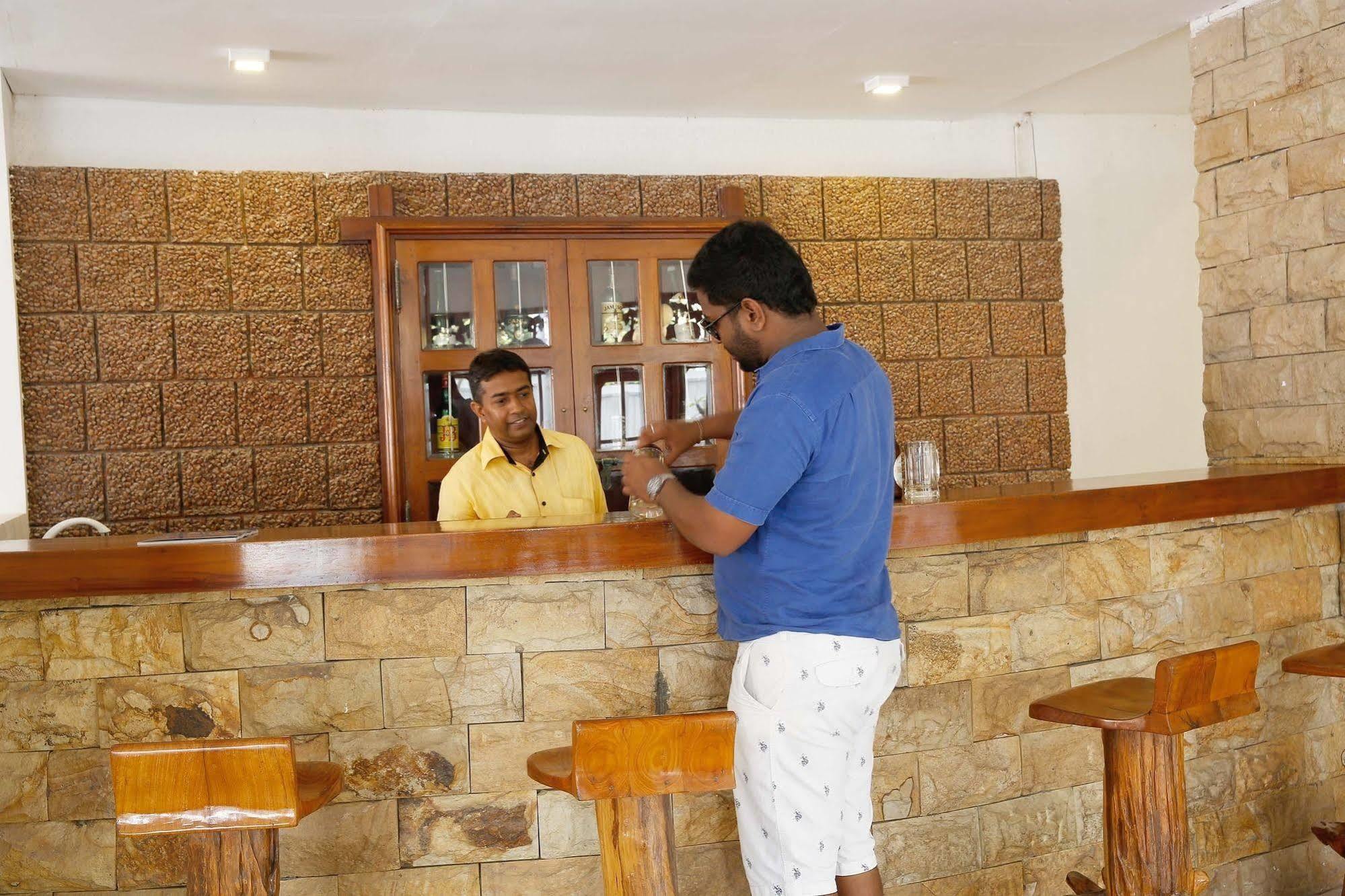 The Reef Beach Hotel Negombo Bagian luar foto