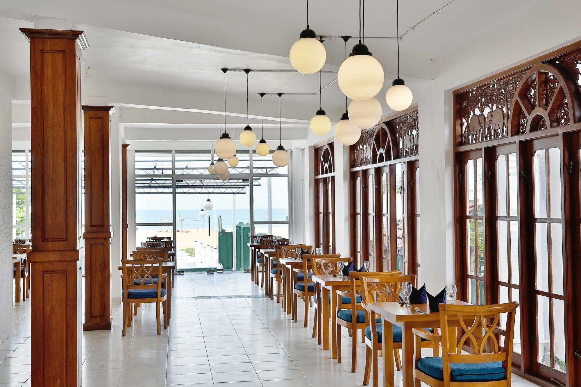The Reef Beach Hotel Negombo Bagian luar foto