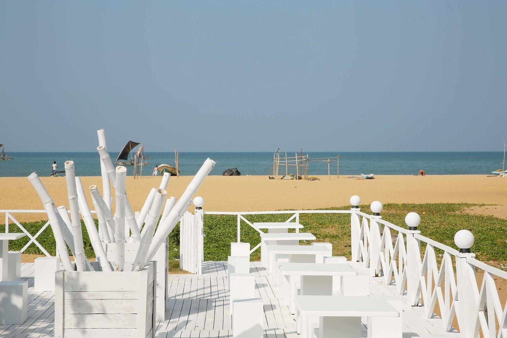 The Reef Beach Hotel Negombo Bagian luar foto