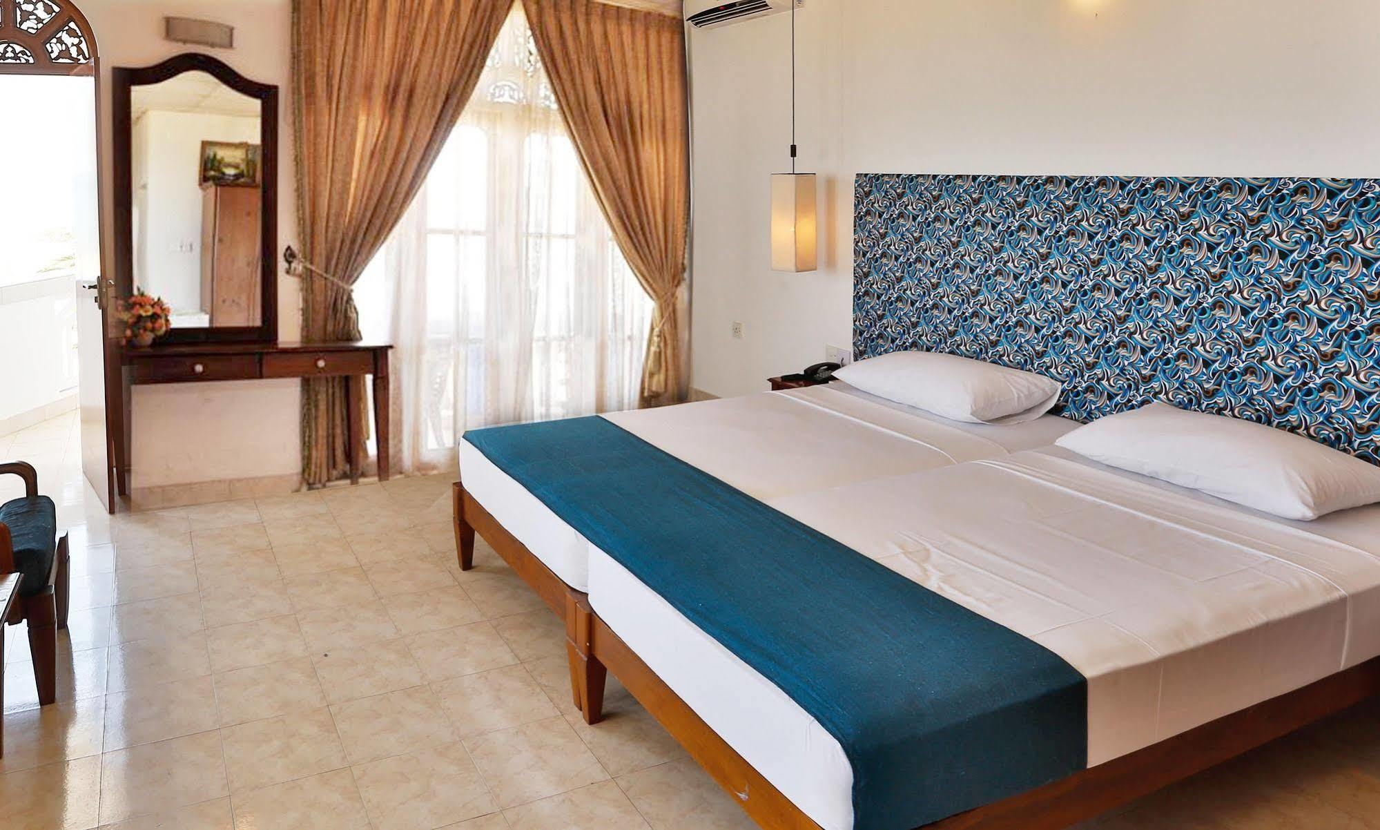 The Reef Beach Hotel Negombo Bagian luar foto