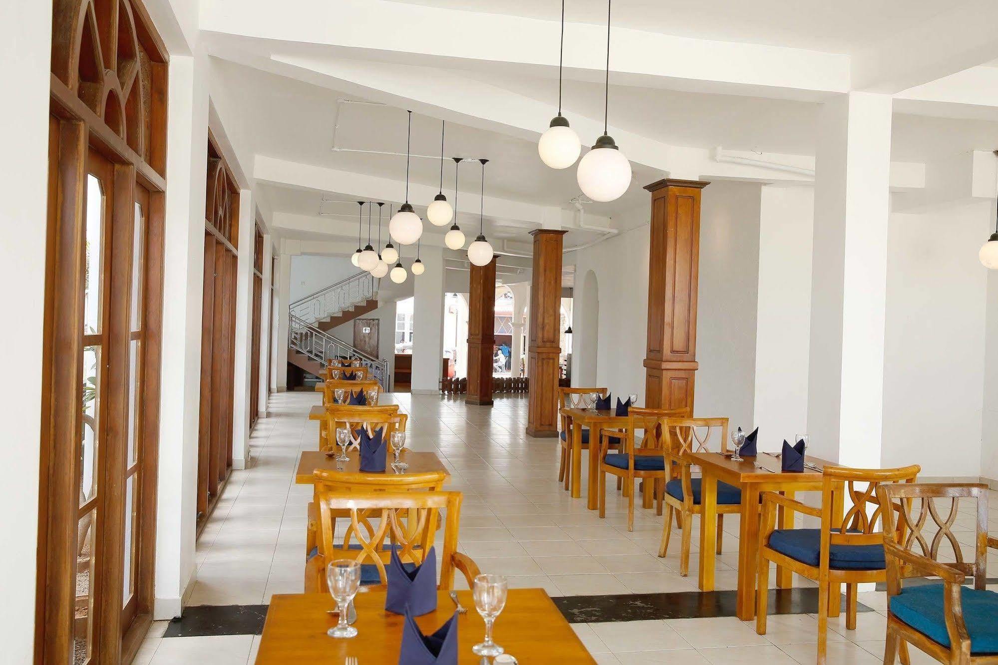 The Reef Beach Hotel Negombo Bagian luar foto